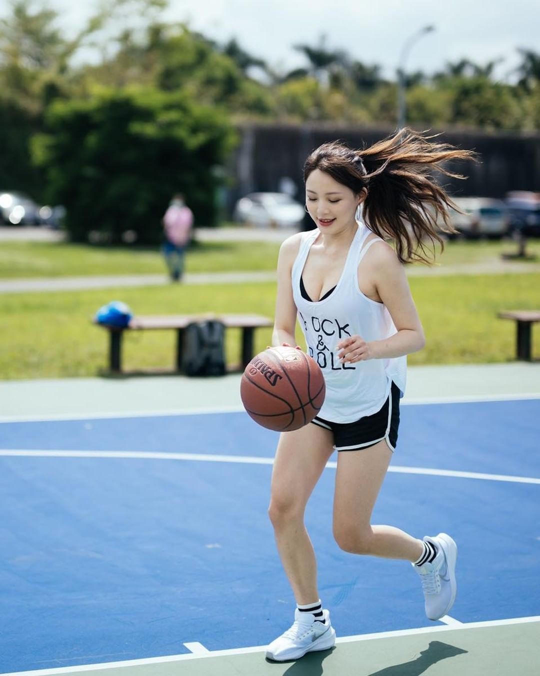 「艾绪莉Ashley」带球上篮，「弹嫩北半球」随步伐跳起超犯规