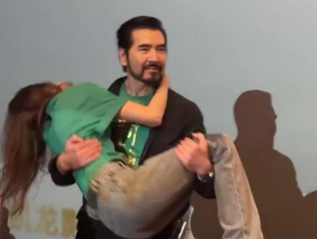 《封神第一部》福州路演：于适反串妲己 费翔公主抱娜然